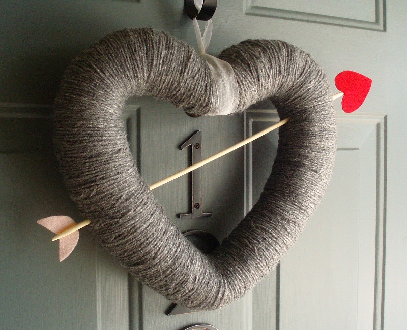 Valentines Day Wreaths for Front Door Outside, 16 Inch Artificial Valentine  Heart Wreaths with White Pink Red Berries Burlap Bow, Valentine Wreath