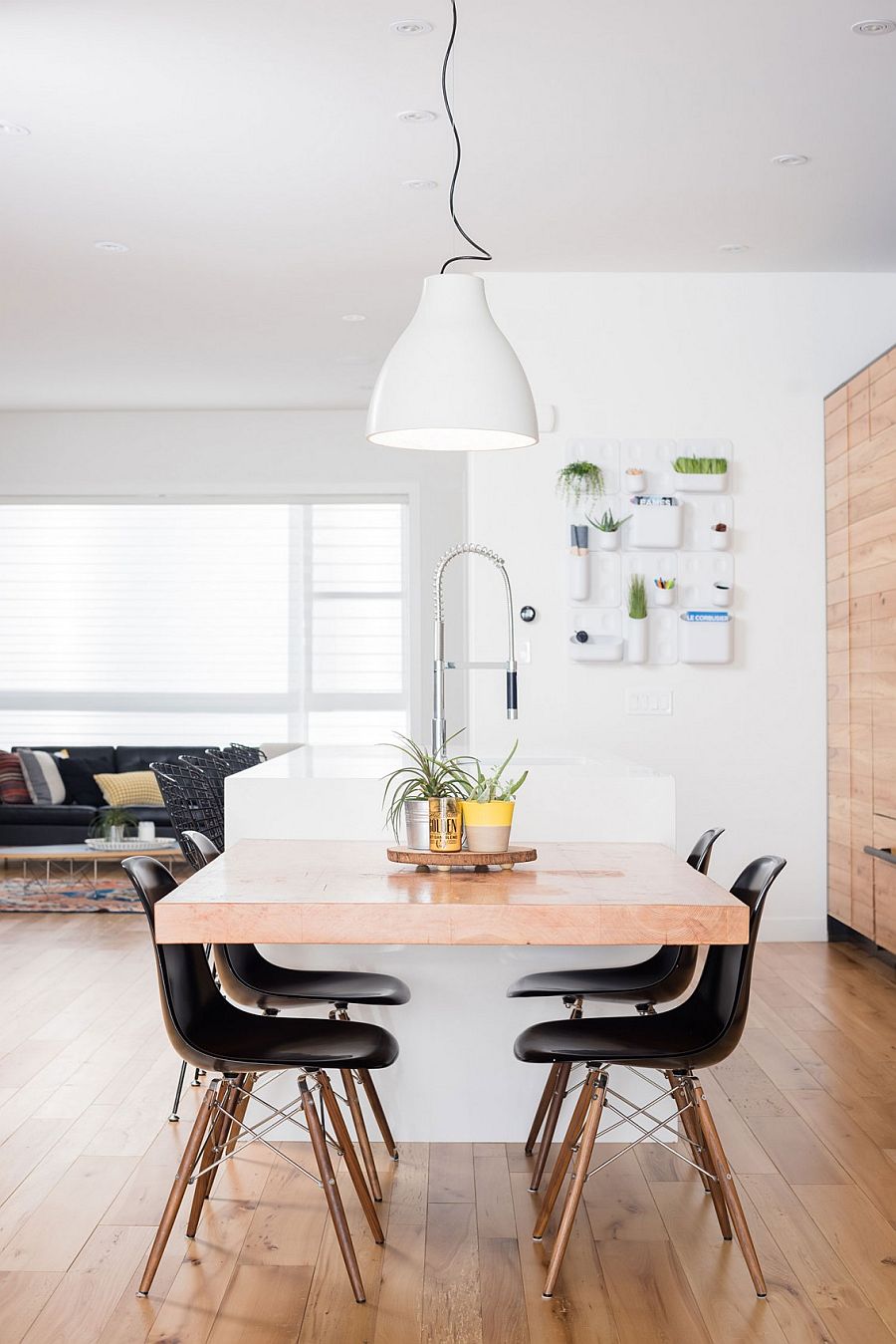 Dining table attached to the kitchen island savesmup space