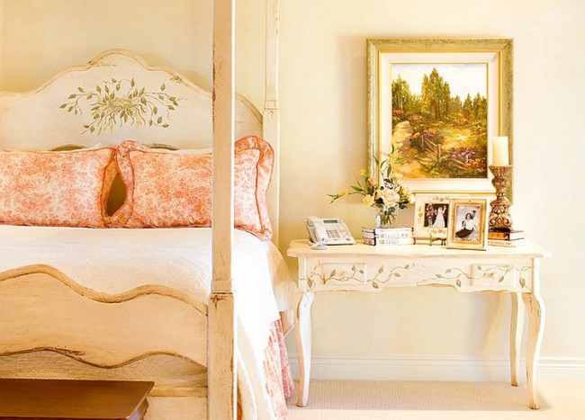 Exquisite Victorian Bedroom In A Tuscan Home Showcases A Touch Of Romanticism 650x467 