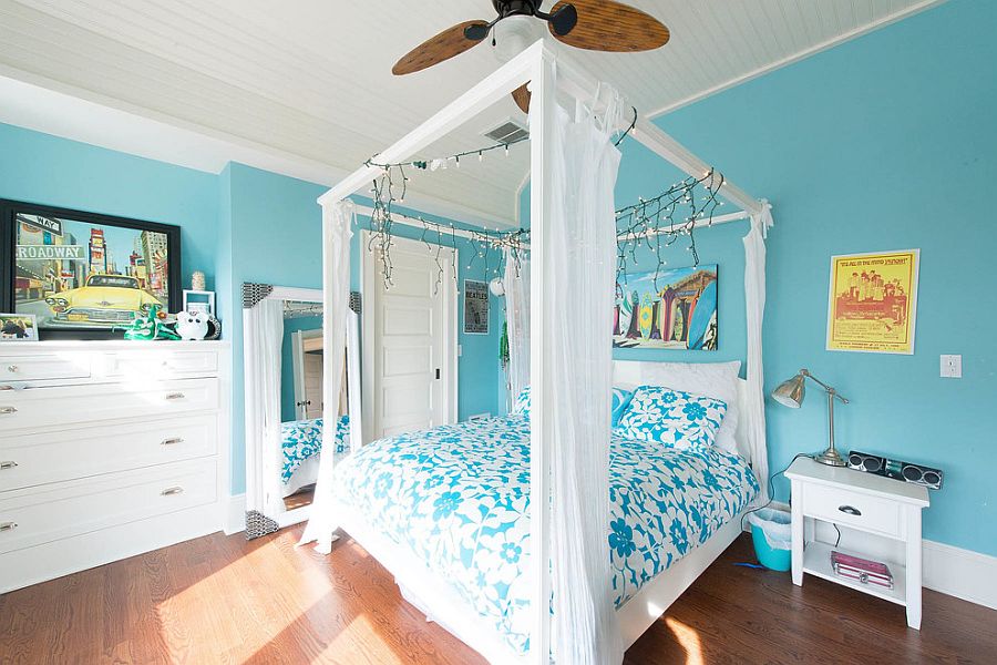 Holiday sparkle lives on beyond Christmas inside this tropical bedroom