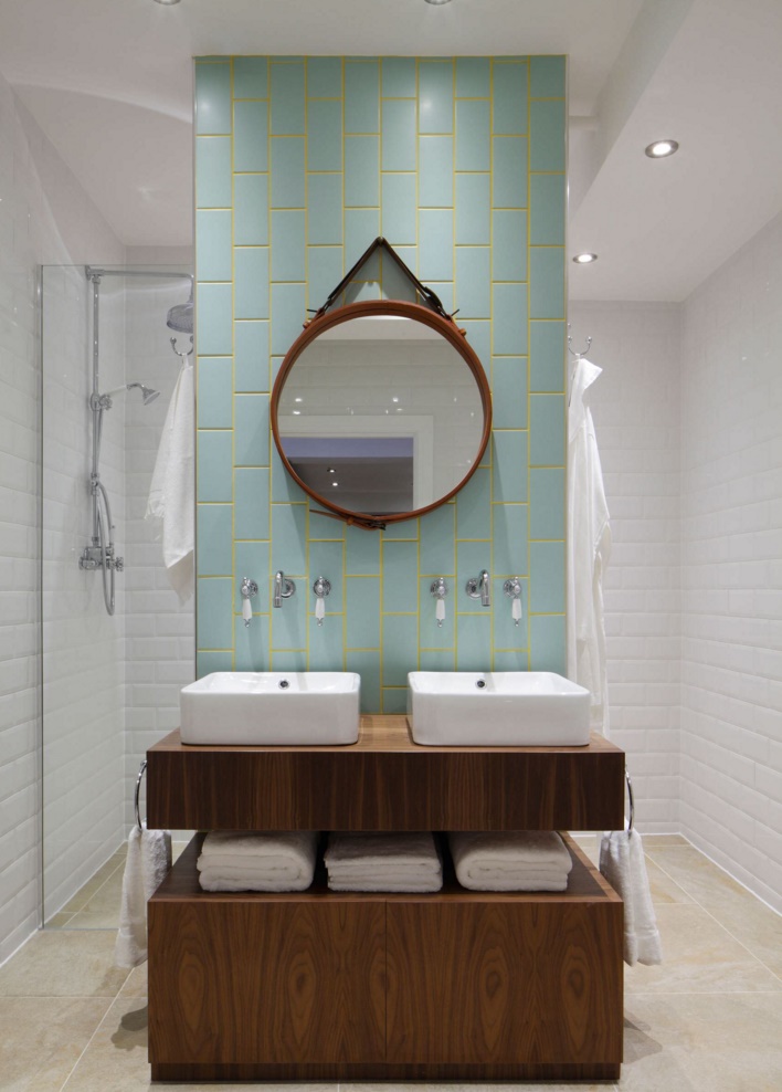 Modern bathroom with tile