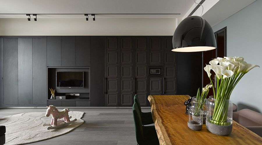 Natural wooden table and striking pendant in black create a fabulous dining room