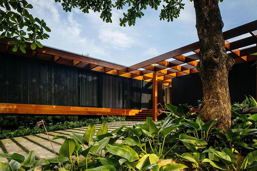 Smart Brazilian home creates a lovely indoor-outdoor interplay