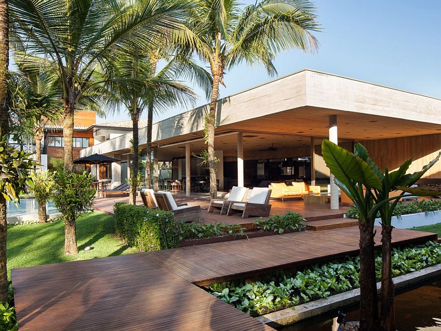 Wooden walkways around the pavilion connect it with existing house and additional spa zone