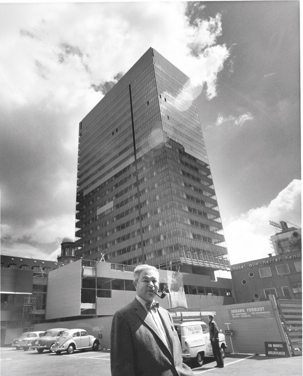 Arne Jacobsen outside the SAS Royal Hotel