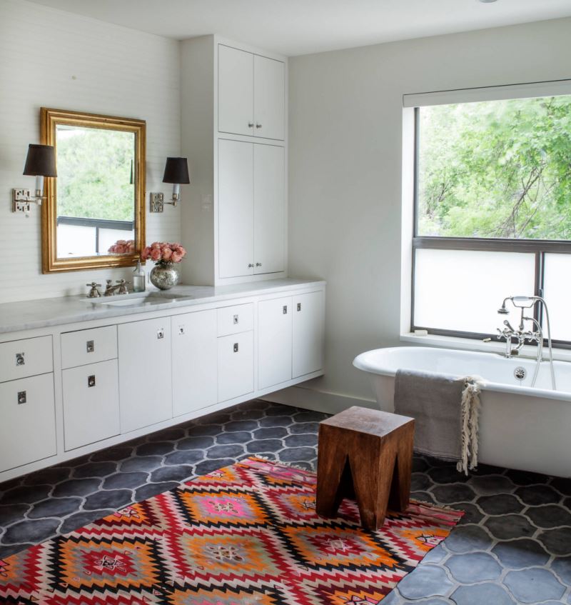 Bathroom with a colorful kilim rug