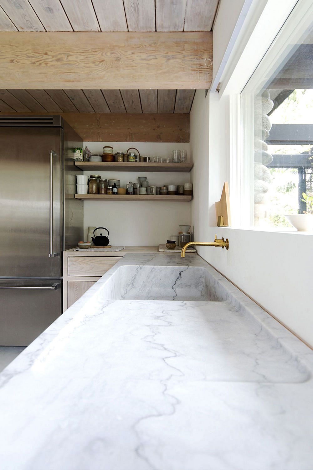 Custom marble counter monolith worktop in the kitchen