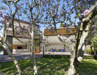 A Green Retreat: Lush Garden Landscape Engulfs Expansive Sydney Home