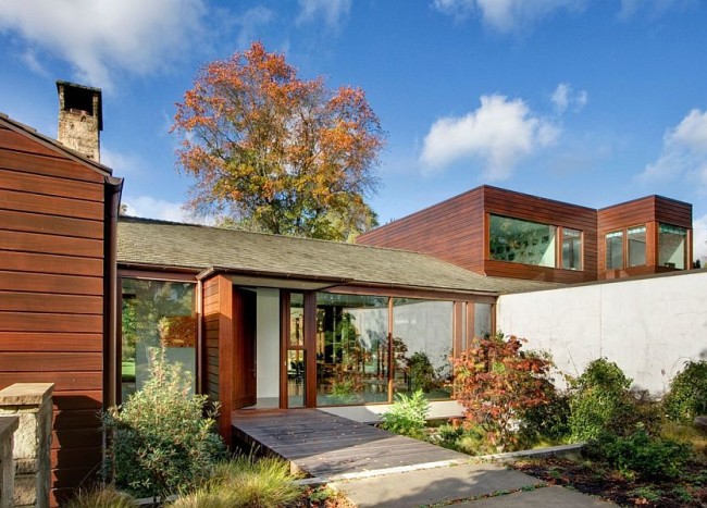 Classy Seattle Residence Becomes One with the Landscape