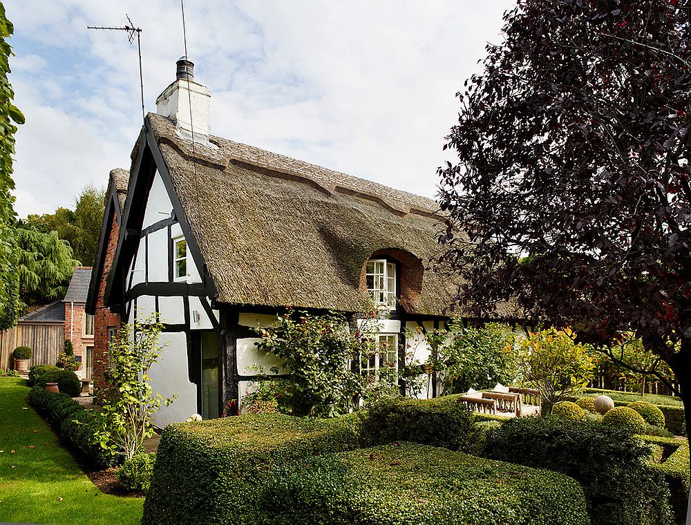 Exterior of 18th-century English cottage