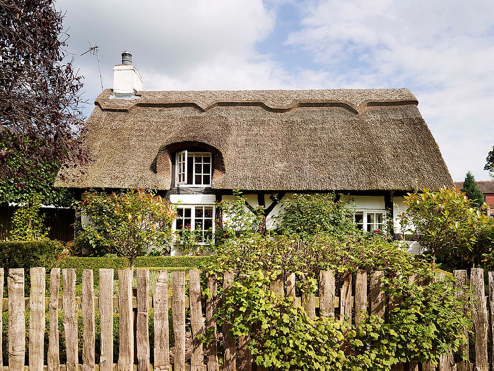 Exterior of thatched cottage in Knutsford, England