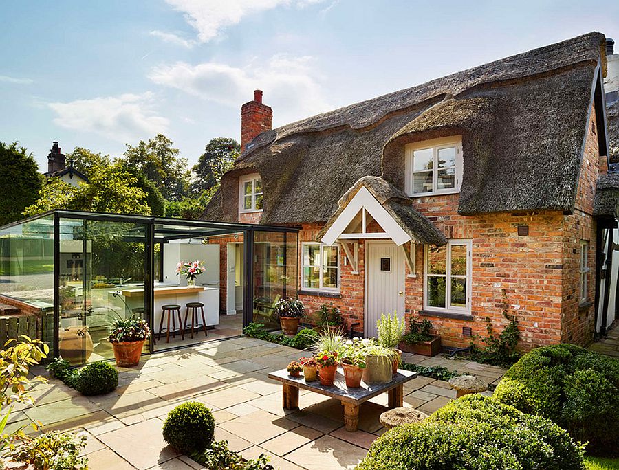 Glass kitchen extension leaves the original cottage extension untouched