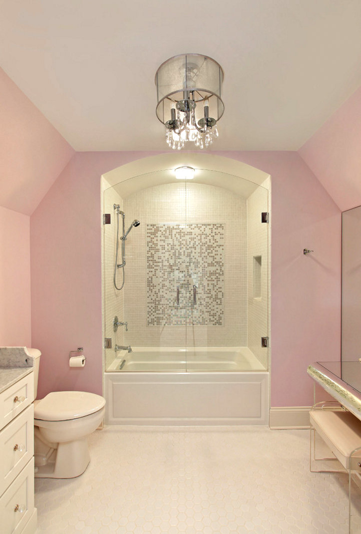 Light pink walls in an elegant bathroom