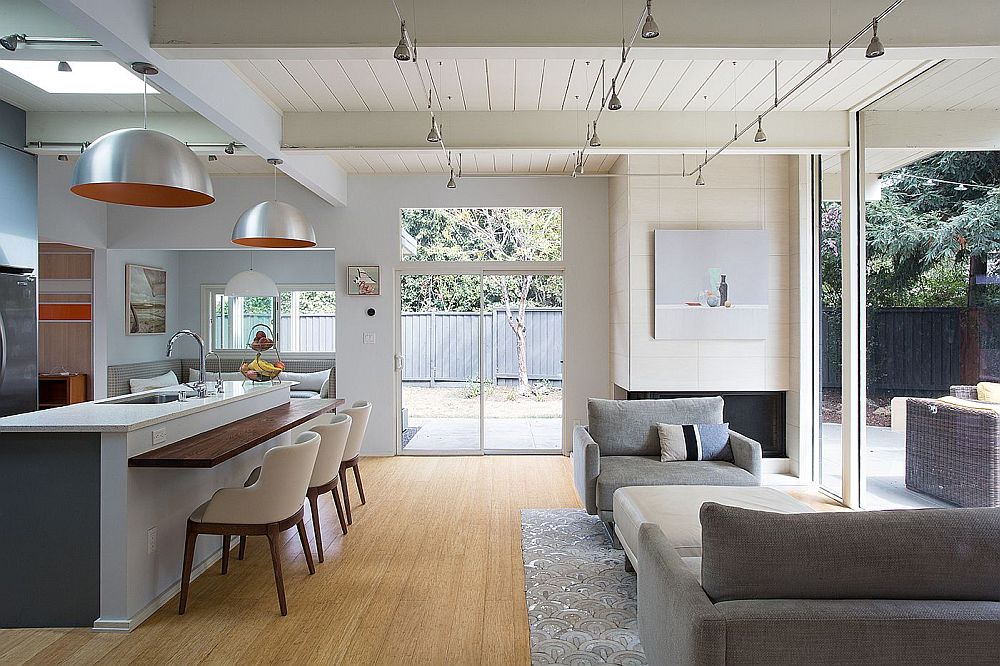 Living area of the Palo Alto house with an indoor-outdoor design