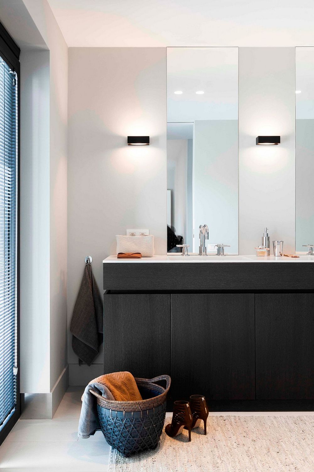 Modern bathroom in white with a dark vanity