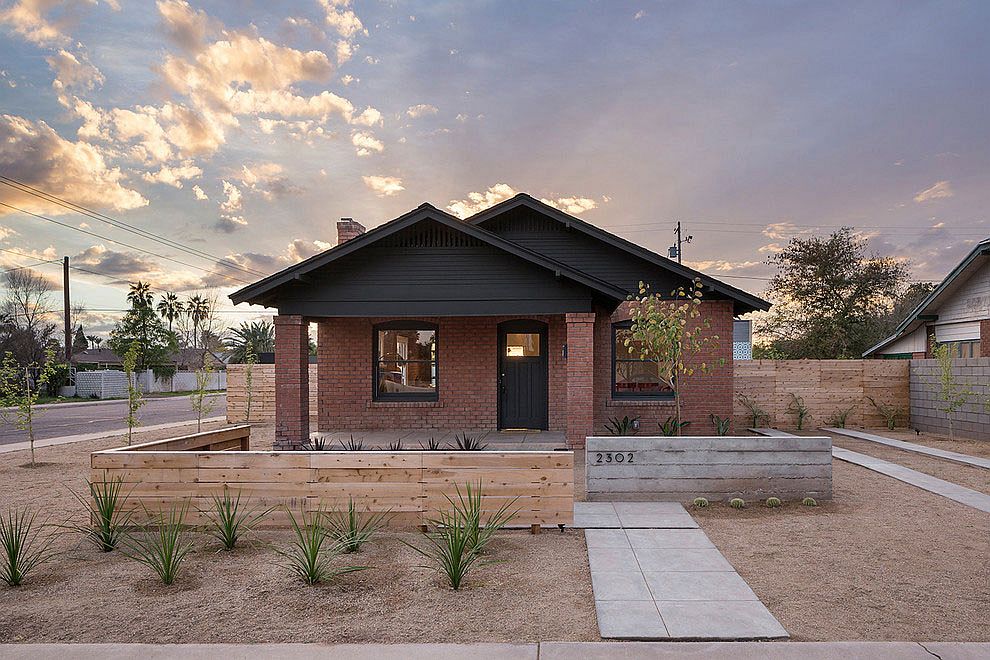 Modern extension to elegant 1920s home in Phoenix