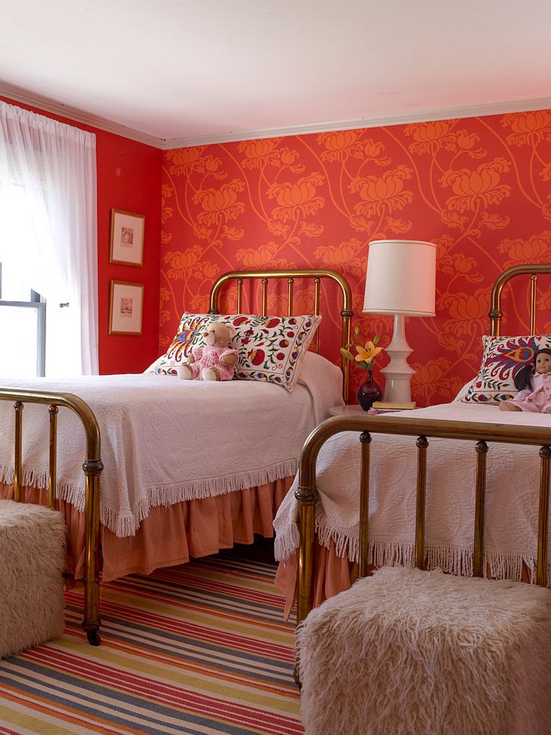 Modernes Schlafzimmer im Bauernhausstil mit roter und orangefarbener Tapete und gestreiftem Teppich 