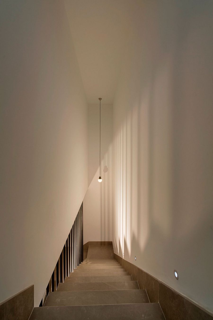 Modern minimal staircase lighting idea