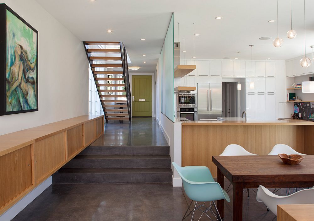 Neutral color clad interior of Santa Cruz Haus with interesting artwork