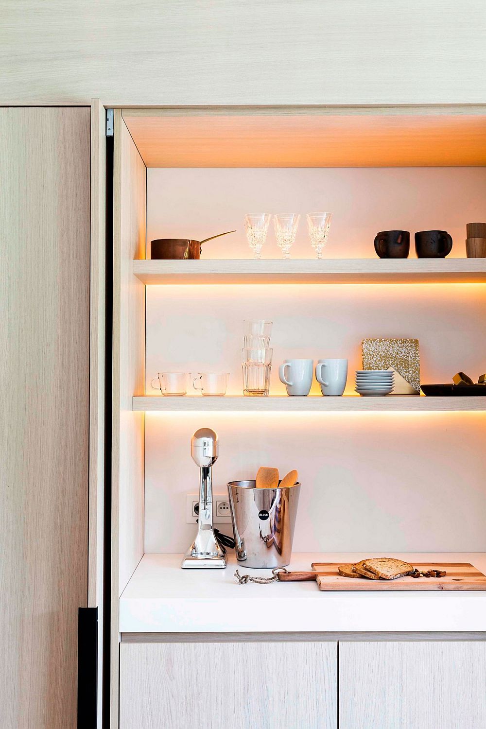 Open shelves with gorgeous strip lighting for the minimal kitchen