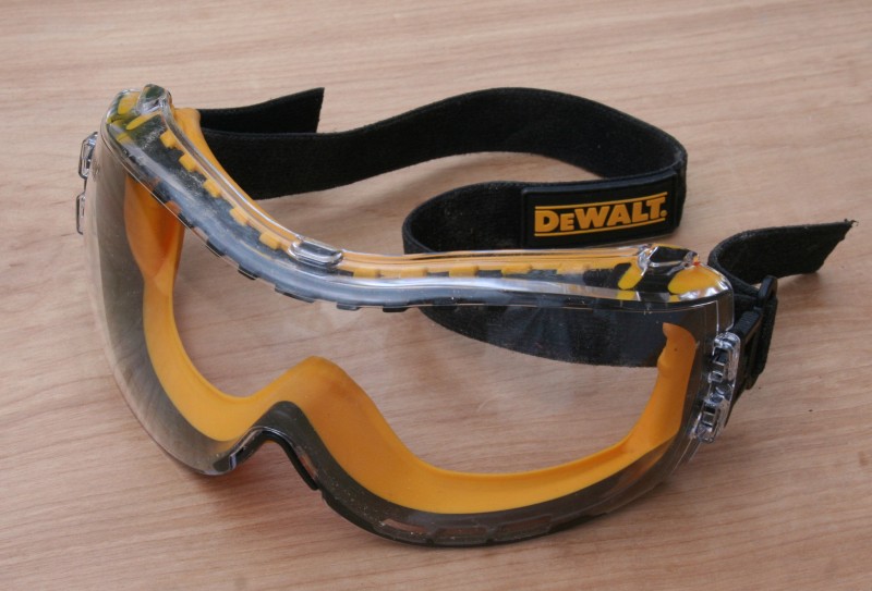 Safety goggles from DeWalt