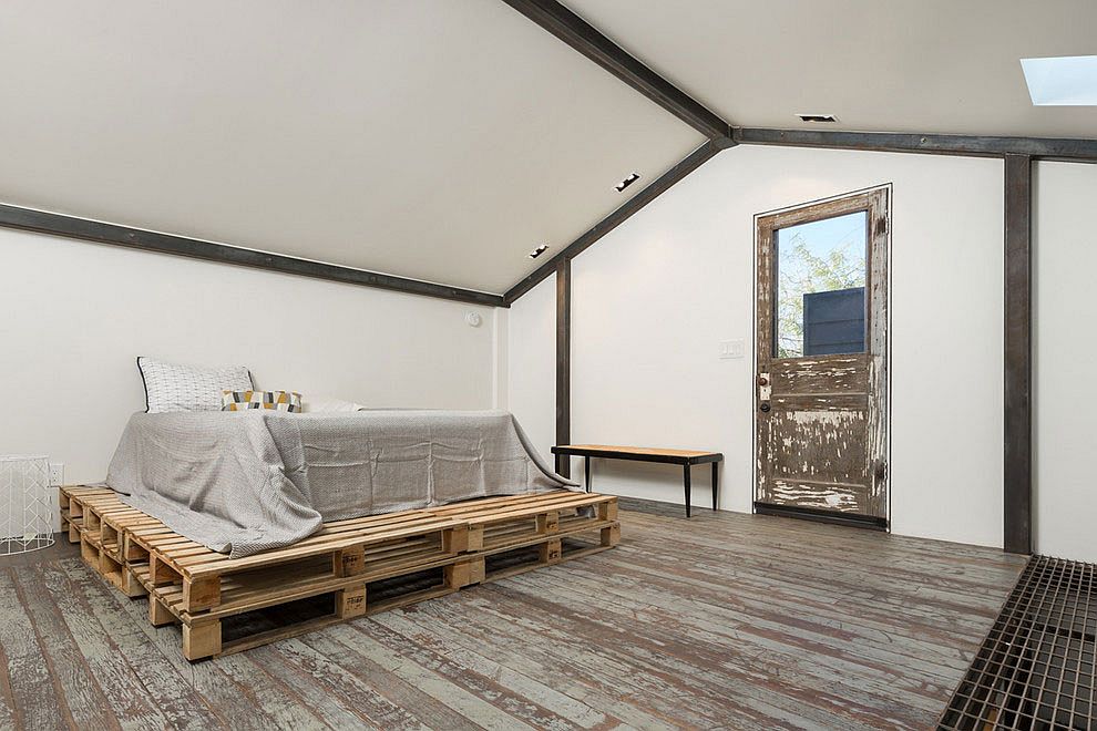 Shabby chic bedroom with pallet bed