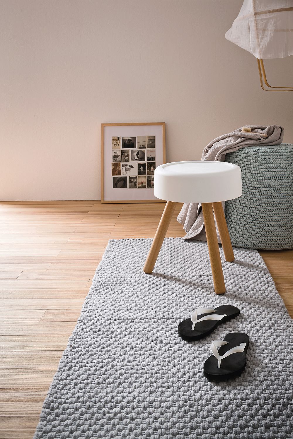 Simple stool that combines aesthetics with ergonomics