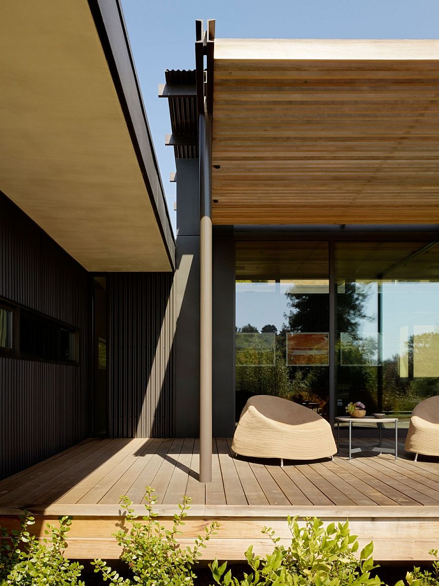 Smart design of the courtyard home keeps away hot California sun