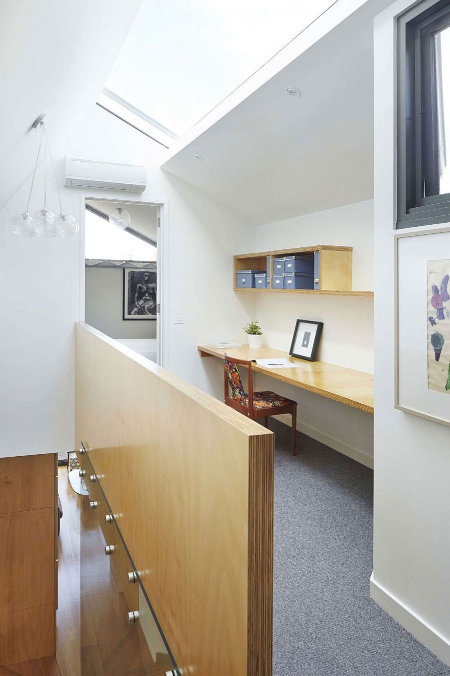 Space-saving home workspace design in the corridor