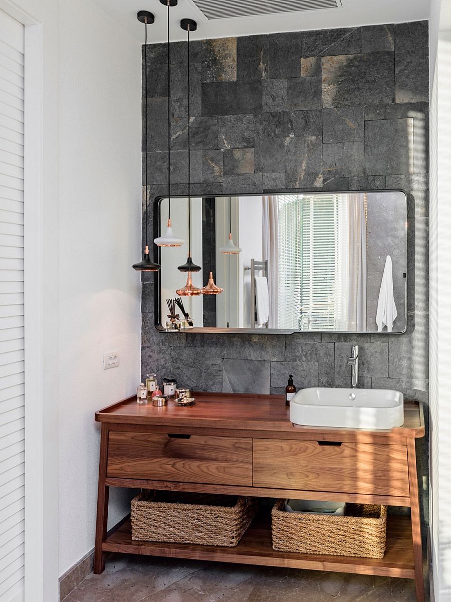 Stylish stone accent wall in the Mediterranean bathroom