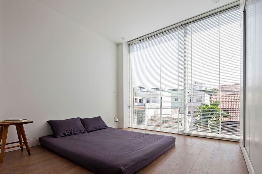 White is the coor of choice inside this minimal bedroom