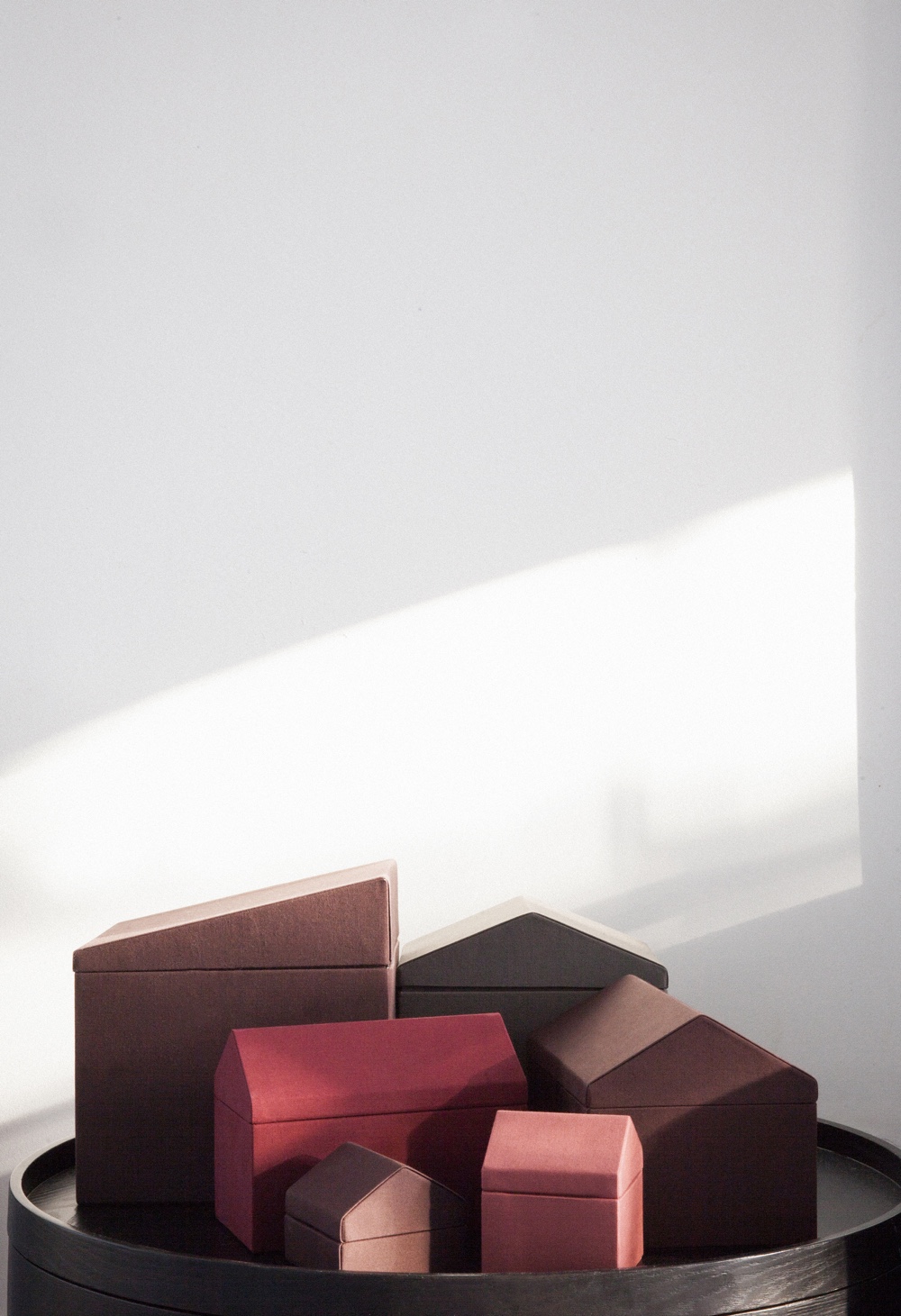 Accessory boxes in paper and textile by Note Design Studio.