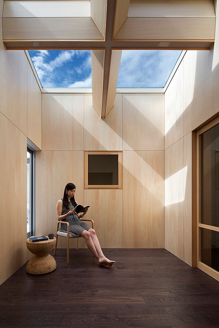 An ultra-minimal Asian sunroom design for an urbane home