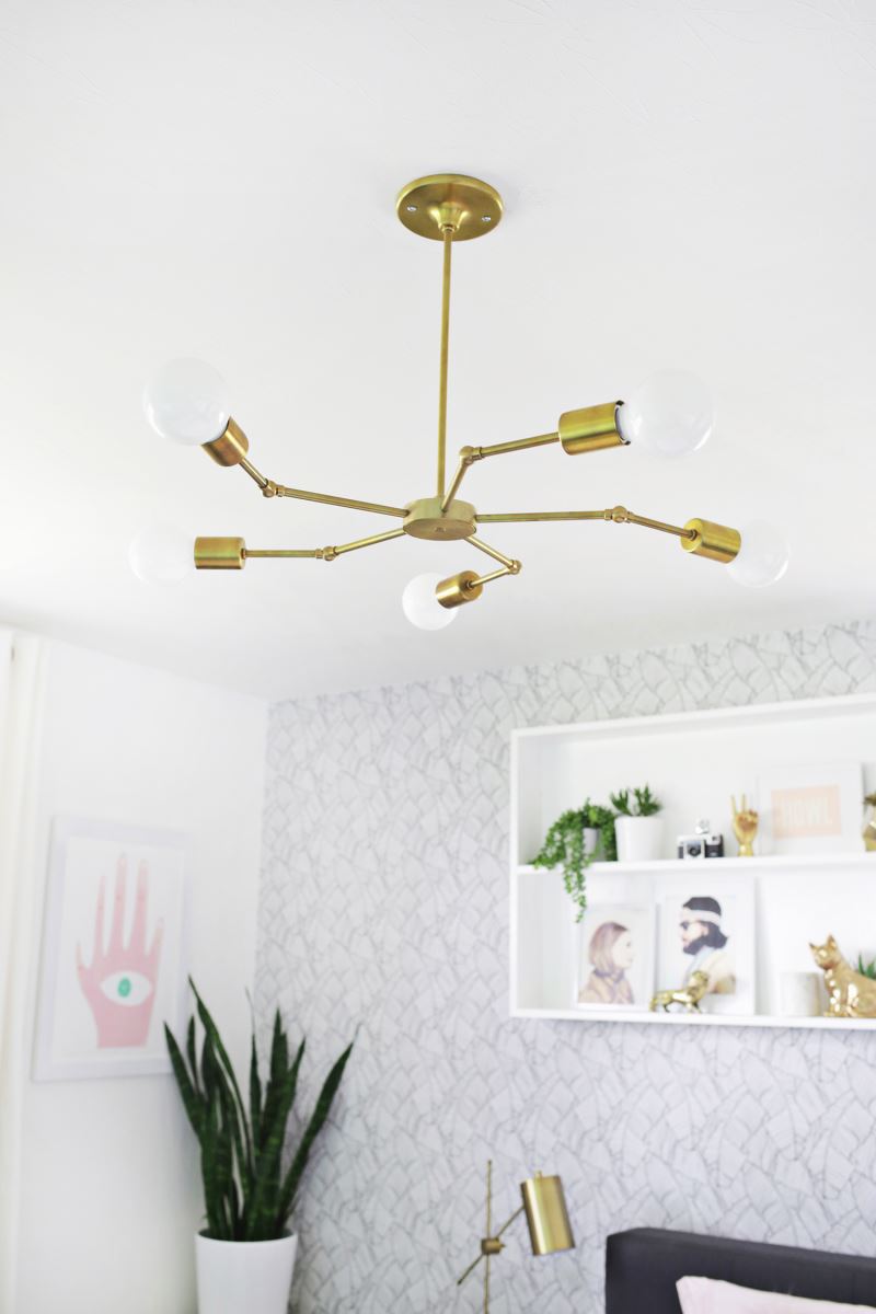 Brass chandelier in a bedroom makevoer