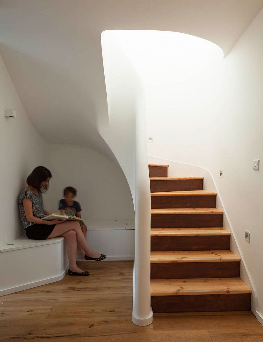 Clever reading and storage nook under the staircase