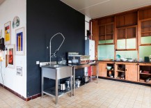 Dark-accent-wall-for-the-modern-kitchen-217x155