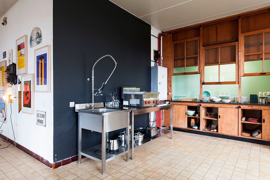 Dark accent wall for the modern kitchen