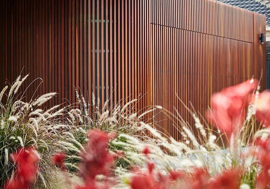 Gorgeous Woodform Timber Batons on curved wall revitalize the facade of the 1970s Caulfield home