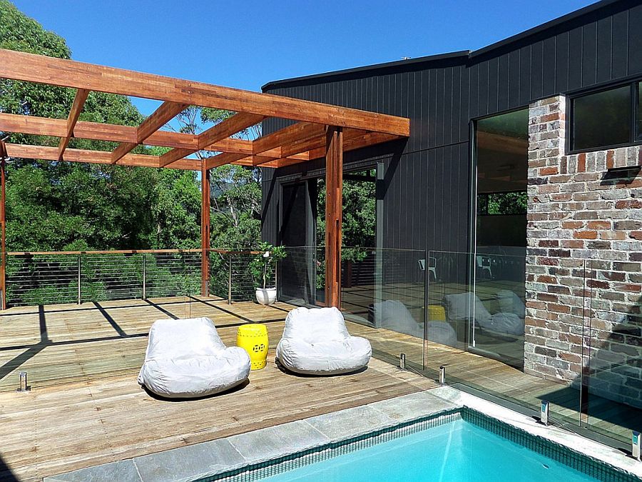 Gorgeous central courtyar offers a great view of the canopy around the house