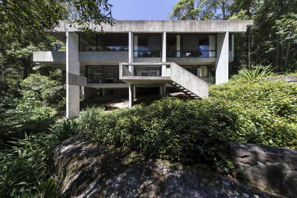 Exterior view of the Harry and Penelope Seidler house.