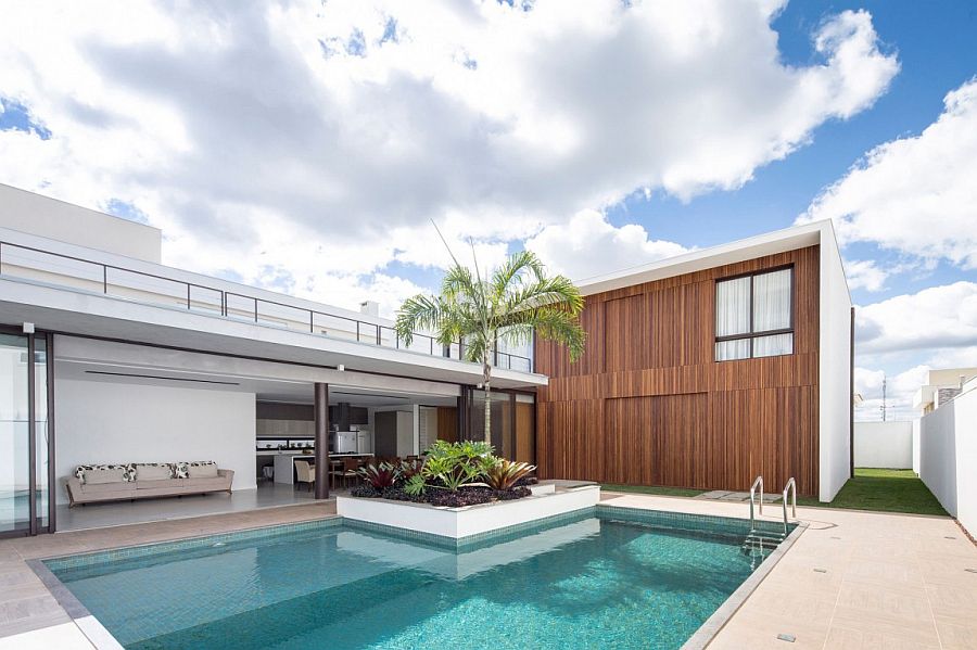 Pool area and private deck of Casa R&D between its two structures