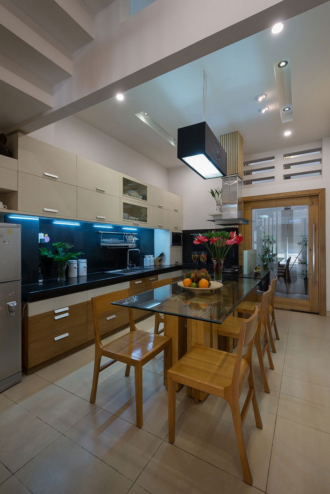 Simple L-shape kitchen and dining space design
