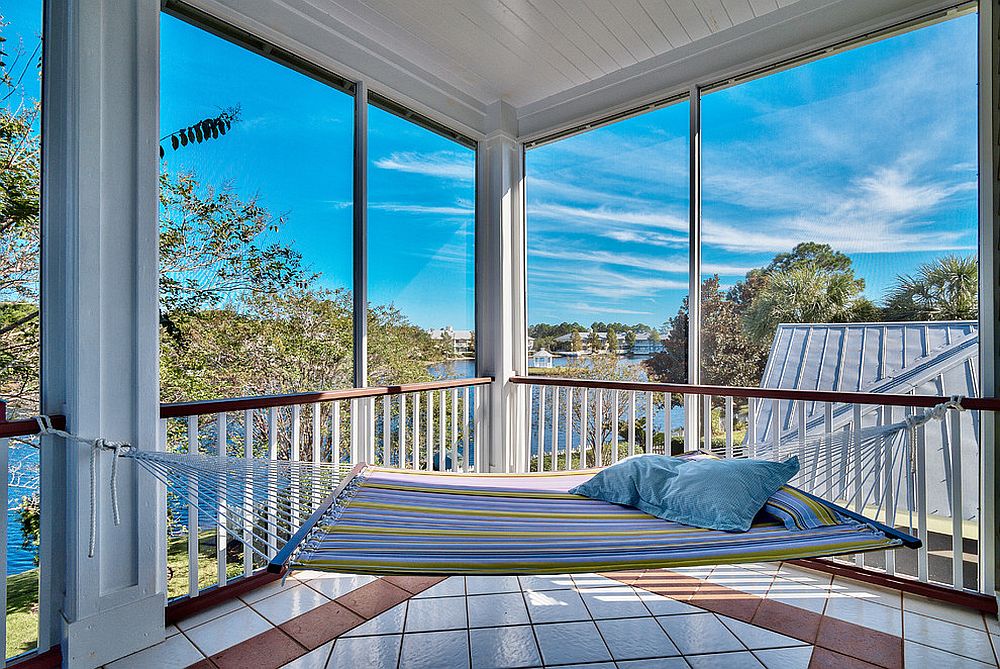 Simple screen and hammock fashion a beautiful sunroom