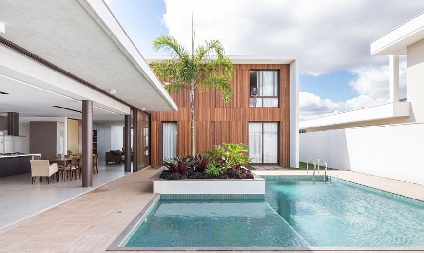 Dynamic Brazilian Residence Captivates with Moving Panels of Latticework