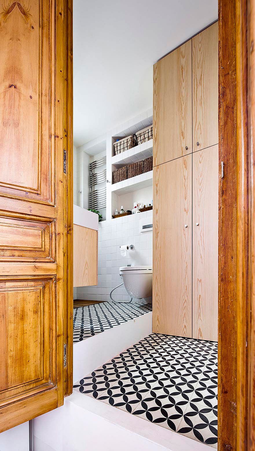 Snazzy tiles add pattern to the small bathroom