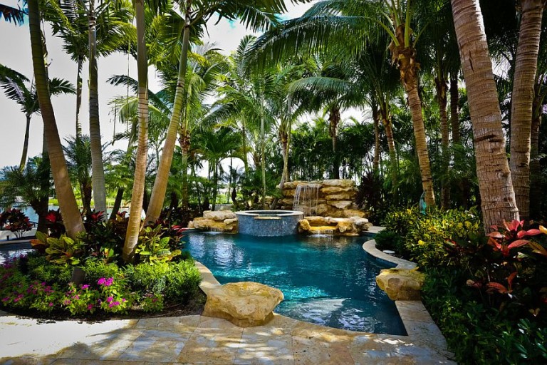 25 Spectacular Tropical Pool Landscaping Ideas