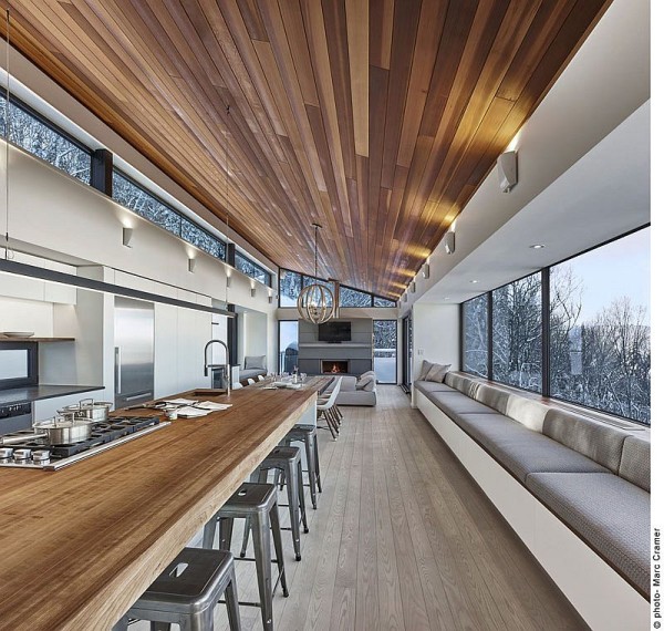 Contemporary Weekend Ski Chalet Designed For Fun Family Time Decoist   Wooden Ceiling Brings Traditional Warmth To The Interior 600x570 