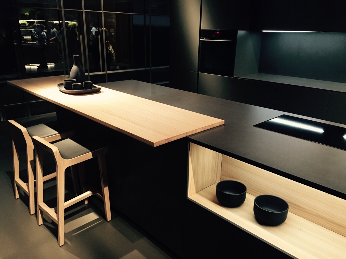 Black coupled with light wooden tones inside the Kitchen from Dica
