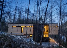 Cantilevered-structure-of-modern-family-cottage-in-Canada-217x155