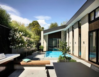 Picturesque Aussie Home Wraps Itself Around a Relaxing Central Courtyard